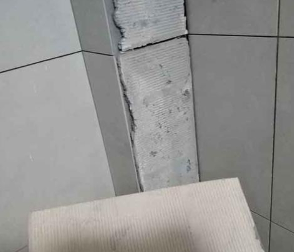 湖里瓷砖空鼓维修公司分享下厨房瓷砖脱落的补救措施。